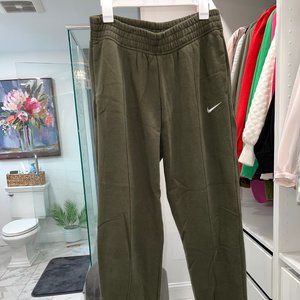 Nike Women's Fleece loose-fit cuffed sweatpants in Green Size: Medium
